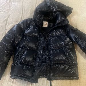 The Ella puffer coat is as glossy as it is chic with fleece thumbhole cuffs.